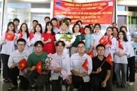 Nguyễn Hữu Tiến Hưng trong vòng tay gia đình, thầy cô và bạn bè sau kỳ thi Olympic Hóa học quốc tế 2024.