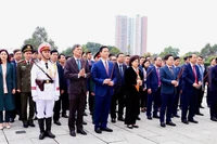 Các đồng chí lãnh đạo tỉnh Bắc Ninh dâng hương tưởng nhớ Đức vua Lý Thái Tổ, các anh hùng liệt sĩ. 
