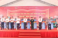 Các đại biểu cắt băng Khai mạc Ngày Sách và Văn hóa đọc Việt Nam lần thứ 3 tỉnh Bắc Ninh năm 2024.