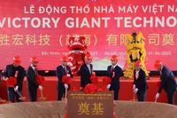Các đại biểu thực hiện nghi thức động thổ Dự án Nhà máy Victory Giant Technology Việt Nam.