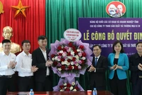 Lãnh đạo Đảng ủy Khối các cơ quan và doanh nghiệp tỉnh tặng hoa chúc mừng Chi bộ Công ty trách nhiệm hữu hạn Sản xuất và Thương mại D.T.H.