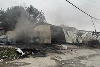 Nhà xưởng gần 2.000m2 bị sập sau vụ cháy.