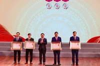 Bí thư Tỉnh ủy Bắc Ninh Nguyễn Anh Tuấn trao Huân chương Lao động cho các cá nhân.