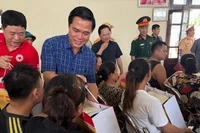 Phó Chủ tịch Ủy ban nhân dân tỉnh Bắc Ninh Lê Xuân Lợi thăm hỏi, động viên người dân bị ảnh hưởng do bão số 3 gây ra tại khu Vạn An, thành phố Bắc Ninh. 
