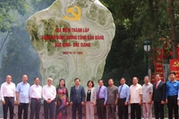 Các đại biểu chụp ảnh lưu niệm bên Bia ghi dấu địa điểm thành lập Đảng bộ Đông Dương Cộng sản Đảng Bắc Ninh-Bắc Giang.