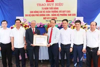 Đồng chí Nguyễn Quốc Chung, Phó Bí thư Tỉnh ủy Bắc Ninh trao Huy hiệu 75 năm tuổi Đảng tặng đảng viên Vũ Xuân Trường, ở phường Tam Sơn, thành phố Từ Sơn.