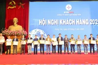 Công ty Điện lực Hưng Yên đã trao giấy khen của Tổng Công ty Điện lực miền Bắc tới 16 khách hàng tiêu biểu trong công tác điều chỉnh phụ tải. 