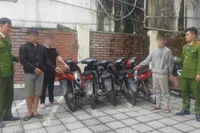 Nhóm đối tượng bị bắt cùng tang vật.