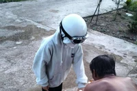 Nữ sinh được động viên, chăm sóc trước khi lực lượng bảo vệ rừng đưa về gia đình