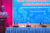 Lãnh đạo chủ trì tại Hội thảo khoa học quốc gia về "Vai trò của "Đội quân tóc dài" và phong trào "Ba đảm đang" trong kháng chiến chống đế quốc Mỹ cứu nước". (Ảnh: HOÀNG TRUNG)