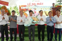Lãnh đạo tỉnh Bến Tre tặng hoa chúc mừng trong buổi lễ ra mắt nhận diện thương hiệu Làng Văn hóa-Du lịch Chợ Lách. (Ảnh: HOÀNG TRUNG)