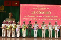 Đại tá Trương Sơn Lâm, Giám đốc Công an tỉnh Bến Tre, trao quyết định nghỉ hưu cho các đồng chí lãnh đạo Trưởng phòng, Trưởng Công an huyện. (Ảnh: HOÀNG TRUNG)