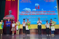 Đại biểu tham dự buổi lễ trao quyết định đỡ đầu 5 con em ngư dân.