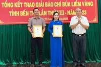 Ban Tổ chức trao giải Nhất cho nhóm tác giả đoạt giải.