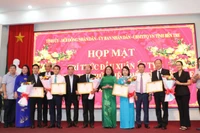 Tỉnh Bến Tre tôn vinh 5 trí thức có nhiều sáng kiến, ứng dụng khoa học công nghệ cho sự phát triển của địa phương. (Ảnh: HOÀNG TRUNG)