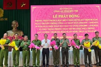 Đại biểu tham dự Lễ phát động tặng hoa cho các đơn vị ký kết giao ước thi đua. (Ảnh: HOÀNG TRUNG)