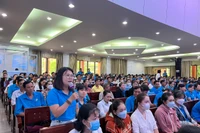 Đại diện công nhân trao đổi với lãnh đạo tỉnh tại buổi đối thoại.