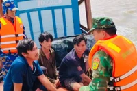 Lực lượng Bộ đội Biên phòng kịp thời cứu 3 ngư dân gặp nạn. (Ảnh: HOÀNG TRUNG)