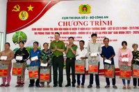 Đoàn công tác quà cho gia đình chính sách tại huyện Giồng Trôm (tỉnh Bến Tre). (Ảnh: HOÀNG TRUNG)