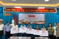 Lãnh đạo tham dự buổi lễ trao nhà tình nghĩa cho 5 gia đình chính sách.