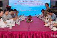 Hình ảnh buổi làm việc của đoàn công tác Bộ Xây dựng về nghiên cứu đề xuất giải pháp cầu bản rỗng trên cọc.