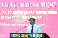 Giáo sư, Tiến sĩ Lê Văn Lợi, Phó Giám đốc Học viện Chính trị quốc gia Hồ Chí Minh phát biểu đề dẫn hội thảo. (Ảnh: PHẠM CƯỜNG) 