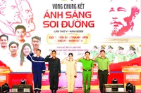 Ngọc Quỳnh (đứng giữa) tại Vòng chung kết Hội thi Olympic toàn quốc các môn khoa học Mác-Lênin và tư tưởng Hồ Chí Minh “Ánh sáng soi đường”.