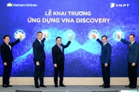 Lãnh đạo Vietnam Airline và VNPT nhấn nút khai trương ứng dụng VNA Discovery.