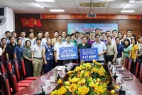 Đoàn công tác của Bộ Y tế và Bệnh viện Bạch Mai tặng quà cho ngành y tế Lào Cai chiều 21/9/2024.