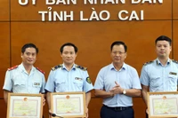Các cá nhân có thành tích xuất sắc trong chống buôn lậu, gian lận thương mại ở Lào Cai được Ban chỉ đạo 389 Quốc gia tặng Bằng khen chiều 25/7.