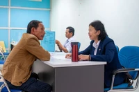 Đại diện doanh nghiệp phỏng vấn trực tiếp và tư vấn cho người lao động. 