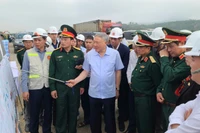 Phó Thủ tướng Thường trực Nguyễn Hòa Bình khảo sát hiện trường và làm việc với lãnh đạo thành phố Đà Nẵng, chủ đầu và nhà thầu cao tốc Hòa Liên-Túy Loan.