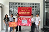 Khánh thành và bàn giao Nhà Đồng đội cho thiếu tá Vũ Văn Bắc.