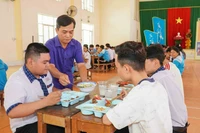 Cơm trưa hỗ trợ các thí sinh Trường trung học cơ sở và trung học phổ thông Trần Ngọc Hoằng.