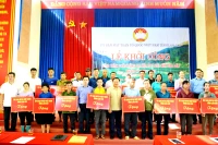 Lãnh đạo Ủy ban Mặt trận Tổ quốc tỉnh Lào Cai trao tiền hỗ trợ xây nhà đại đoàn kết cho hộ nghèo ở xã vùng sâu Nậm Lúc, huyện Bắc Hà. (Ảnh: QUỐC HỒNG)