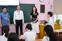 Thứ trưởng Giáo dục và Đào tạo Phạm Ngọc Thưởng động viên các em học sinh lớp 12 Trường trung học phổ thông Vĩnh Yên. 