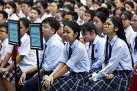 Học sinh xúc động khi tham gia chương trình.