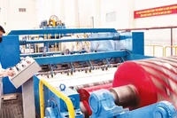 Sản xuất giấy xuất khẩu ở Nhà máy giấy và bột giấy An Hòa.