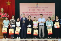 Ðồng chí Ngọ Duy Hiểu trao quà tặng đoàn viên, người lao động có hoàn cảnh khó khăn dịp Tết Nguyên đán Giáp Thìn. 