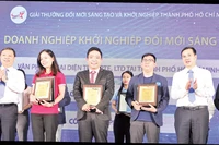 Ban Tổ chức Cuộc thi Ðổi mới sáng tạo và Khởi nghiệp Thành phố Hồ Chí Minh trao thưởng cho các dự án đoạt giải cao. 
