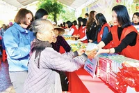Người dân tham dự "Chợ Tết nhân ái" huyện Thạch Hà, tỉnh Hà Tĩnh. (Ảnh HỮU ANH) 
