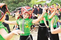 Chiếc khăn piêu không thể thiếu trong các điệu dân vũ.
