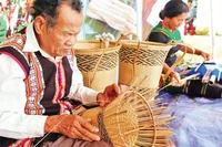 Người Mnông ở huyện Bù Ðăng gìn giữ nghề đan gùi truyền thống của dân tộc mình. 