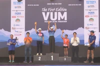 Ban tổ chức trao giải cho các vận động viên.