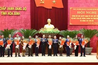 Bí thư Tỉnh ủy Hòa Bình Nguyễn Phi Long (thứ 7 từ trái sang) và Chủ tịch Ủy ban nhân dân tỉnh Bùi Đức Hinh (thứ 5 từ phải sang) tặng hoa các đồng chí lãnh đạo chủ chốt thuộc diện Ban Thường vụ Tỉnh ủy quản lý xin nghỉ hưu trước tuổi.