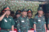Các đồng chí lãnh đạo tỉnh Hòa Bình và Quân khu 3 tại Lễ khai mạc Diễn tập khu vực phòng thủ tỉnh Hòa Bình năm 2024.