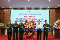 Lãnh đạo Hội nạn nhân chất độc da cam/dioxin tặng hoa lãnh đạo tỉnh Hòa Bình tại Hội nghị.