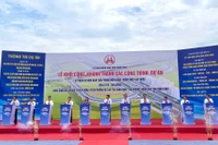 Các đại biểu bấm nút khởi công Dự án đầu tư xây dựng tuyến đường bộ cao tốc Ninh Bình-Hải Phòng, đoạn qua tỉnh Ninh Bình. 