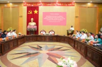 Đoàn khảo sát làm việc với Tỉnh ủy Ninh Bình về tổng kết nội dung 4 về lĩnh vực văn hóa-xã hội và con người. (Ảnh: TRƯỜNG GIANG)