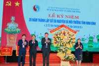 Thứ trưởng Tài Nguyên và Môi trường Nguyễn Thị Phương Hoa trao lẵng hoa chúc mừng Sở Tài nguyên và Môi trường Ninh Bình. (Ảnh: Anh Tuấn)